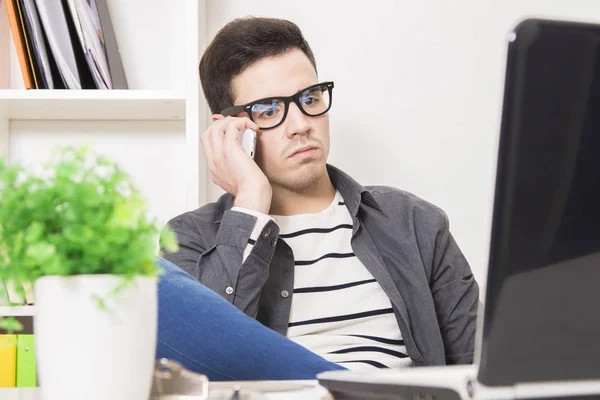 Homme d'affaires dans le bureau — Photo