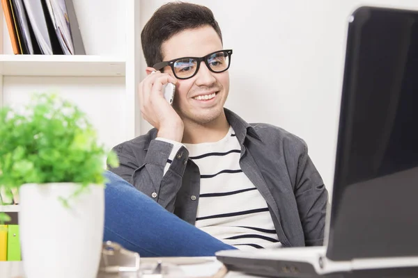 Joven trabajando con el ordenador portátil —  Fotos de Stock