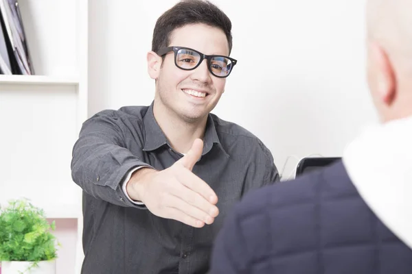 Homme d'affaires dans le bureau — Photo