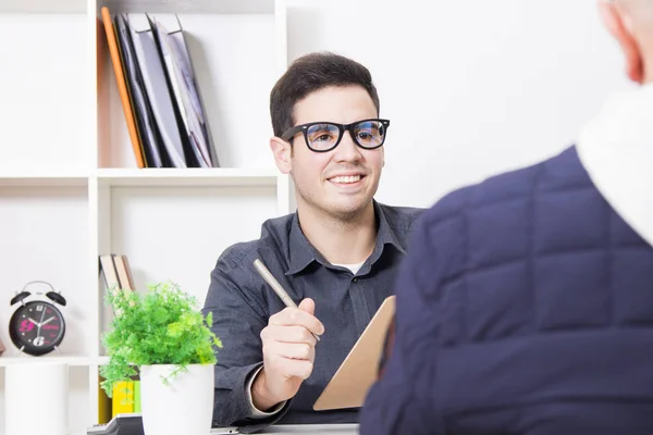 Affärsman på kontoret — Stockfoto