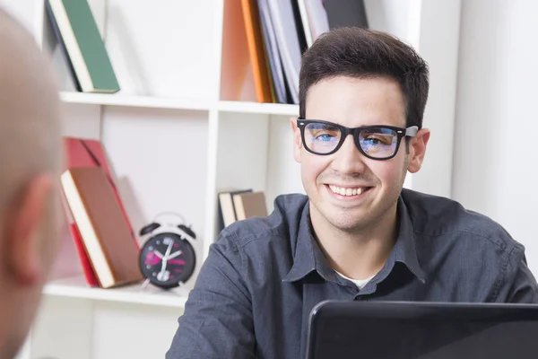 Homme d'affaires dans le bureau — Photo