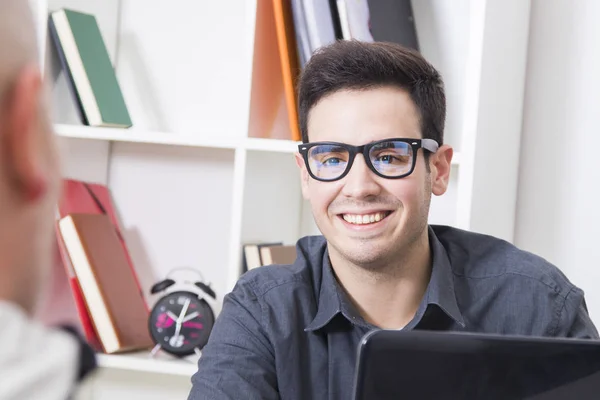 Homme d'affaires dans le bureau — Photo