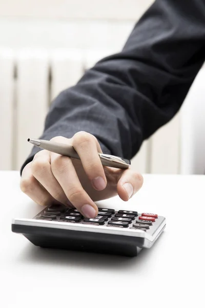 Hand mit dem Taschenrechner — Stockfoto