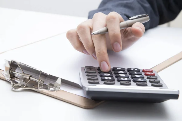 Hands with the calculator — Stock Photo, Image