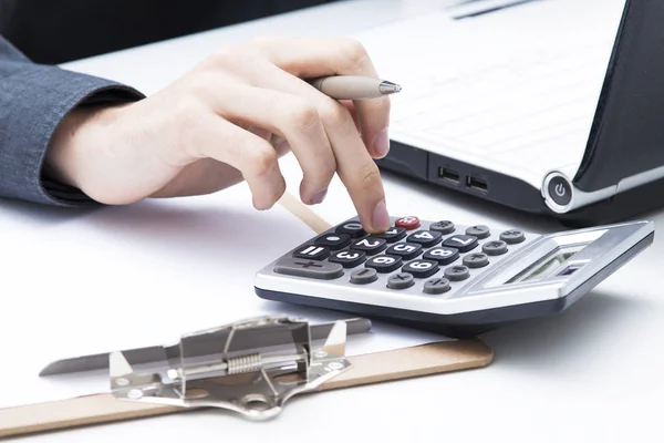 Mãos com a calculadora — Fotografia de Stock