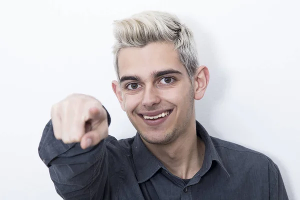 Joven con fondo blanco — Foto de Stock