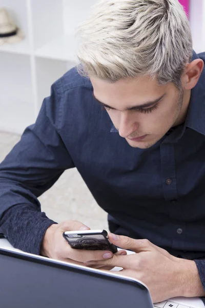 Junge Menschen arbeiten zu Hause oder im Büro — Stockfoto