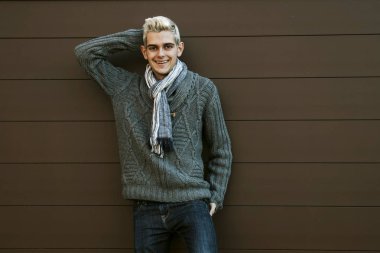 Şehir Metalik arka plan üzerinde genç adam