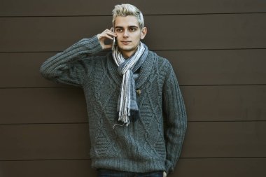 Hareket eden telefon ile modern genç