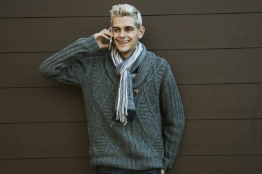 Hareket eden telefon ile modern genç