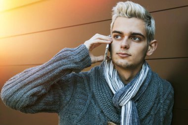 Hareket eden telefon ile modern genç