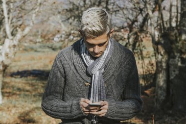 Hareket eden telefon ile modern genç