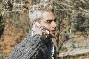 Hareket eden telefon ile modern genç