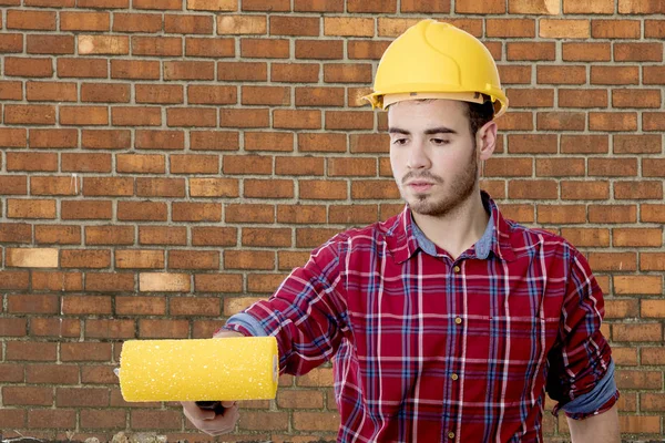 Uomo pittura con il pennello — Foto Stock