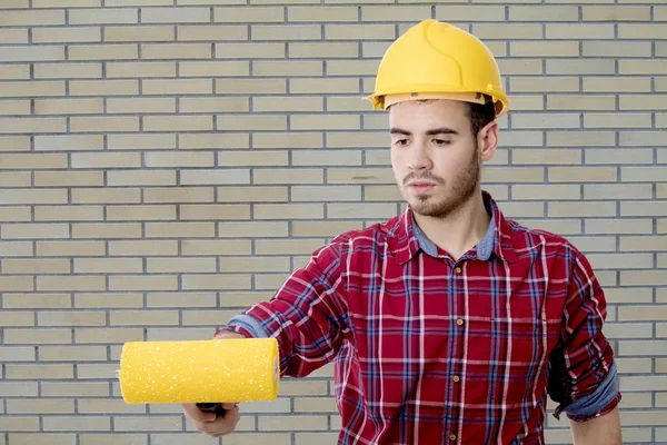 Uomo pittura con il pennello — Foto Stock