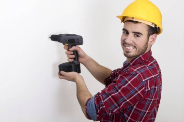 duvar üzerinde çalışıyor