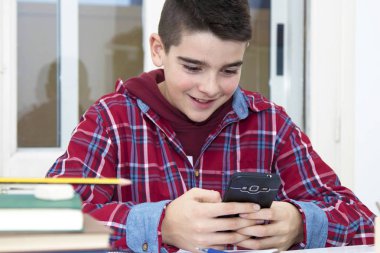 Çocuk cep telefonu ile 