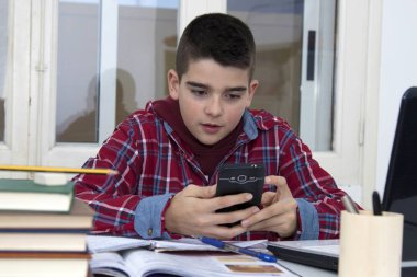 Çocuk cep telefonu ile 