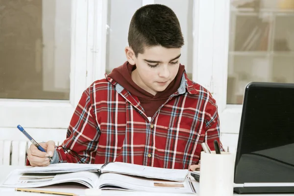 Criança estudando na mesa — Fotografia de Stock