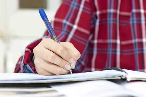 Skolan barnets hand skriva — Stockfoto