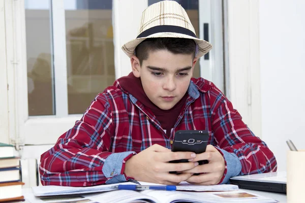 Niño estudiando en el escritorio — Foto de Stock