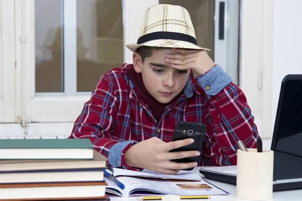 Niño estudiando en el escritorio — Foto de Stock