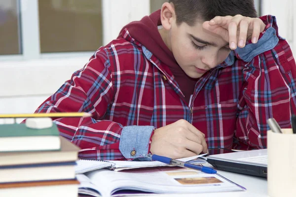 Criança estudando na mesa — Fotografia de Stock