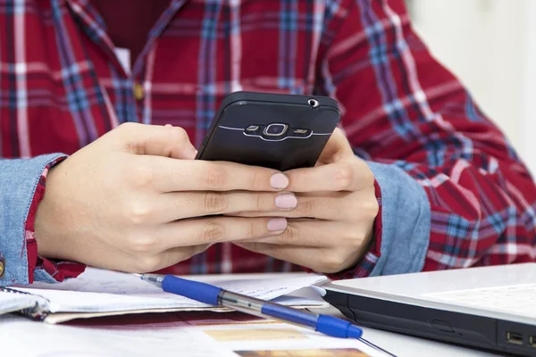 Hände mit Handy — Stockfoto