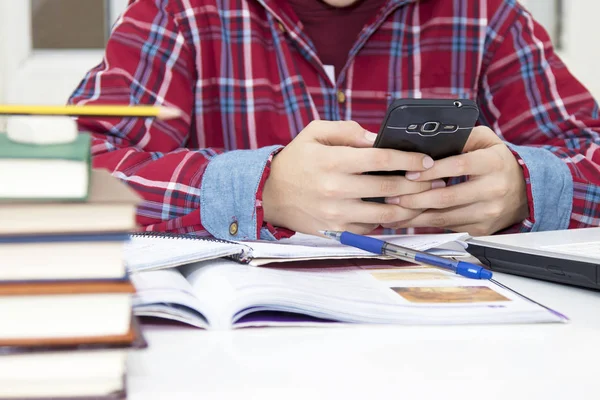 Händer med mobiltelefon — Stockfoto