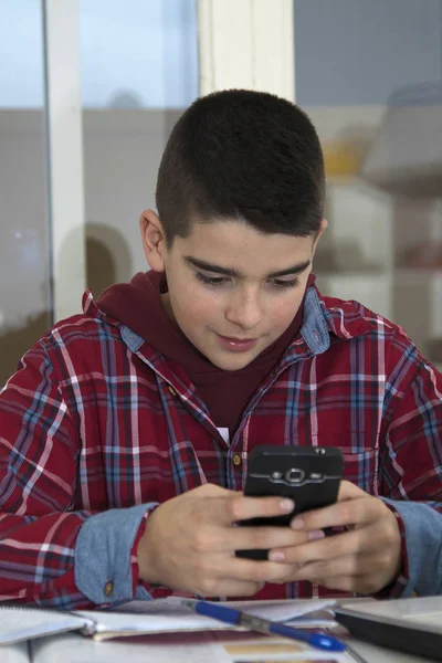 Niño con el teléfono celular — Foto de Stock