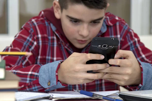 Child with the cellphone — Stock Photo, Image