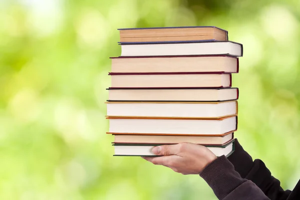 Mãos com os livros — Fotografia de Stock