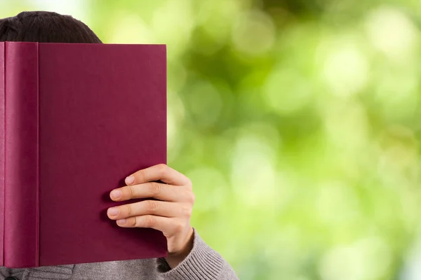 Bambino che legge con il libro — Foto Stock