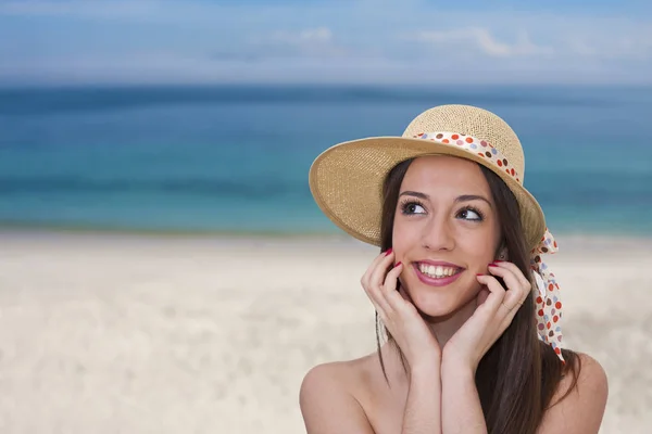 Flicka på strandsemester — Stockfoto