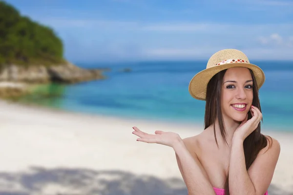 在海滩度假的女孩 — 图库照片