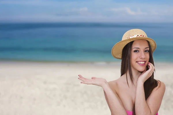 在海滩度假的女孩 — 图库照片