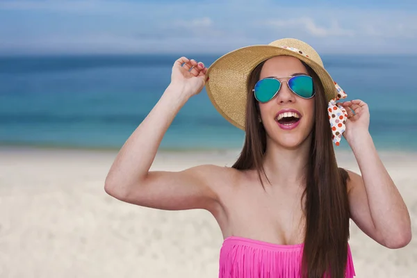 Meisje op strandvakantie — Stockfoto