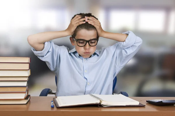 Kind studeren aan de balie — Stockfoto