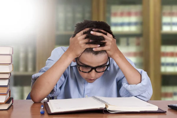 Criança estudando na mesa — Fotografia de Stock