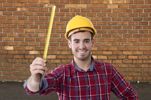 Erbauer mit Maßband — Stockfoto