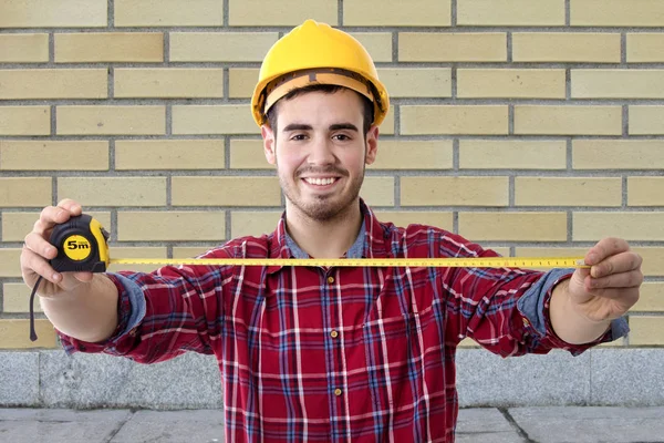 Erbauer mit Maßband — Stockfoto