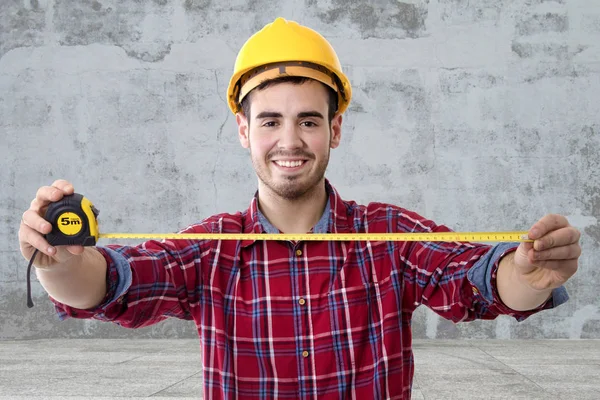 Construtor com fita métrica — Fotografia de Stock