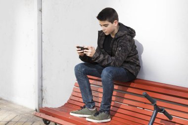 Cep telefonu olan çocuk