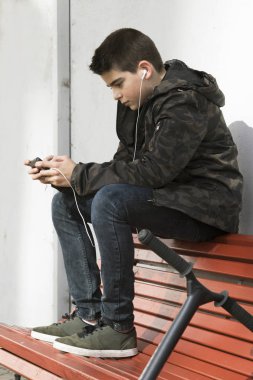 Cep telefonu olan çocuk