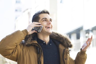 Telefon ile genç adam 