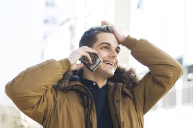 Telefon ile genç adam 