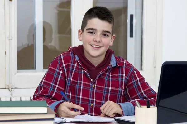 Enfant au bureau de l'école — Photo