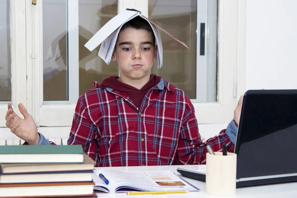 Niño en el escritorio de la escuela — Foto de Stock