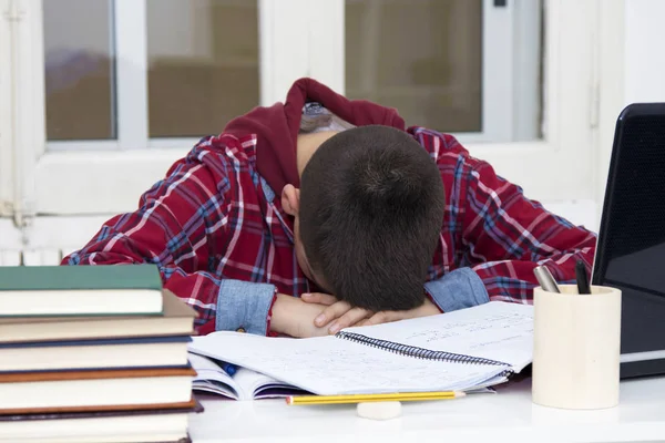 Enfant au bureau de l'école — Photo