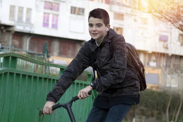 Enfant dans le scooter — Photo